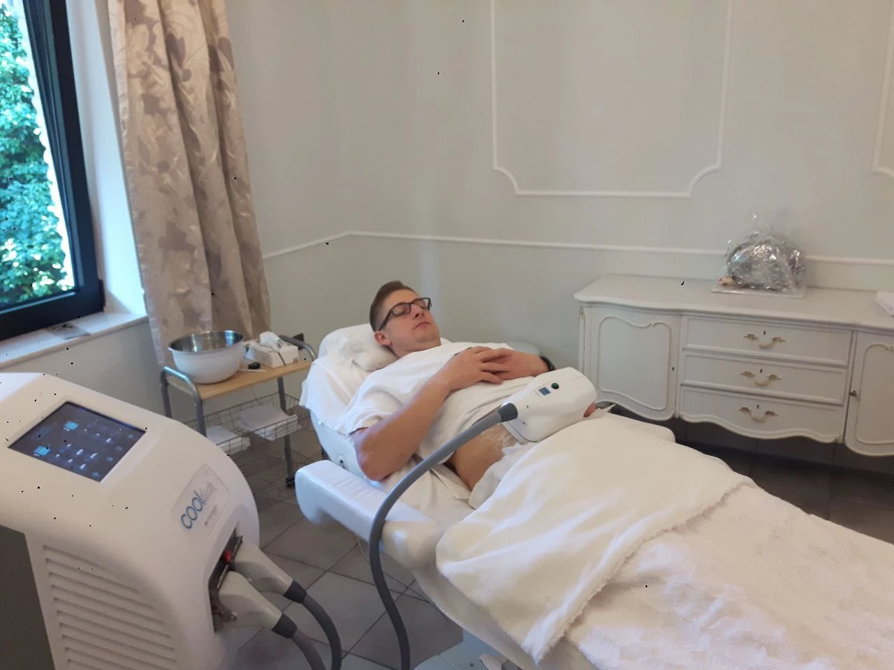 Kryolipolyse-Behandlung mit Cooltech im Institut