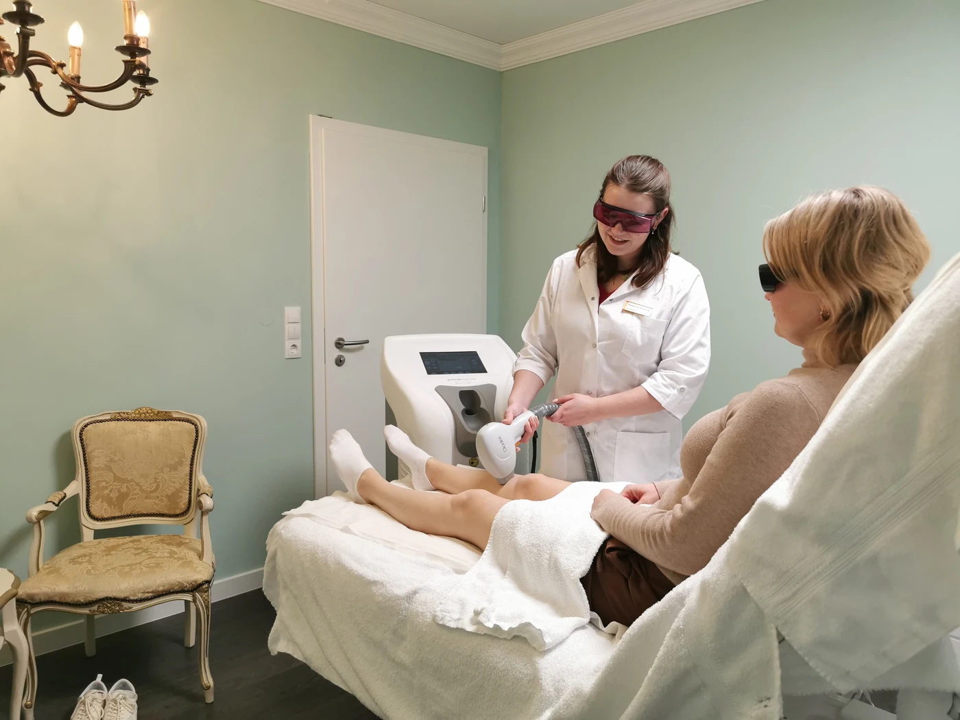 Laserbehandlung am Bein mit Schutzbrille